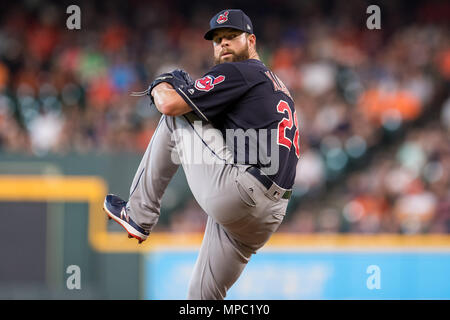 Houston, TX, Stati Uniti d'America. 19 Maggio, 2018. Cleveland Indians a partire lanciatore Corey Kluber (28) durante un Major League Baseball gioco tra Houston Astros e Cleveland Indians al Minute Maid Park a Houston, TX. Cleveland ha vinto il gioco da 5 a 4.Trask Smith/CSM/Alamy Live News Foto Stock