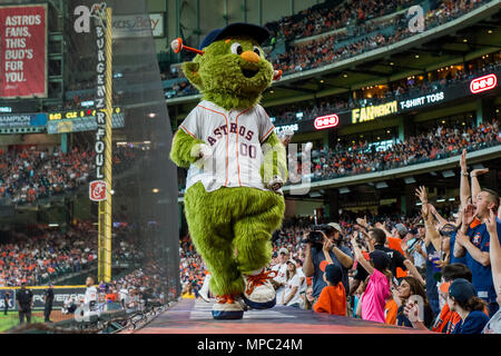 Houston, TX, Stati Uniti d'America. 19 Maggio, 2018. Houston Astros mascotte orbita durante un Major League Baseball gioco tra Houston Astros e Cleveland Indians al Minute Maid Park a Houston, TX. Cleveland ha vinto il gioco da 5 a 4.Trask Smith/CSM/Alamy Live News Foto Stock