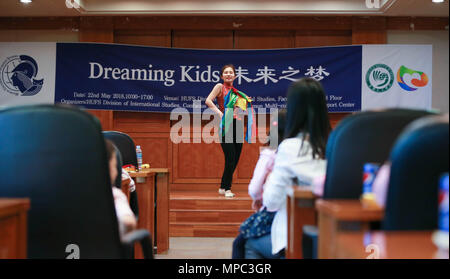 Seoul, Corea del Sud. 22 Maggio, 2018. Un insegnante di Confucio Istituto di Università Hankuk di studi stranieri danze durante un'attività per le famiglie multiculturali in Seoul, Corea del Sud, 22 maggio 2018. La divisione di studi internazionali e di Confucio Istituto di Università Hankuk di Studi Esteri insieme con Dongdaemum famiglie multiculturali Support Center detenuti congiuntamente una attività di comunicazione per le famiglie multiculturali in Seoul martedì per aiutare i bambini in queste famiglie di essere impegnato nella loro della madre o del padre patria della cultura. Credito: Wang Jingqiang/Xinhua/Alamy Live News Foto Stock