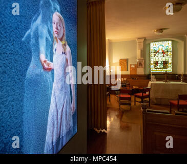 22 Maggio, 2018. Edimburgo, Scozia, Regno Unito. Installazione Video " tre donne " di Bill Viola a San Cutberto la Chiesa Parrocchiale di Edimburgo. Anche se sul display dal 1 maggio, il display non è stato pubblicizzato fino a quando questa settimana. Credito: Iain Masterton/Alamy Live News Foto Stock