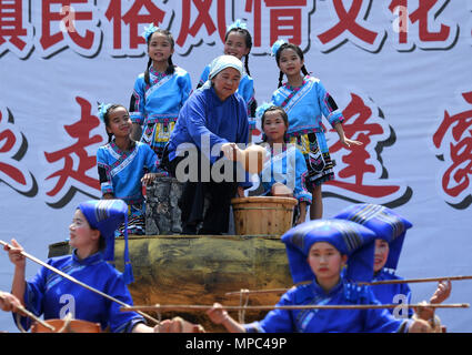 Binyang cinese di Guangxi Zhuang Regione autonoma. 22 Maggio, 2018. Le ragazze e le donne eseguire dance drama durante una celebrazione di Weifeng Festival in Luwei township di Binyang County, a sud della Cina di Guangxi Zhuang Regione autonoma, 22 maggio 2018. La popolazione locale dei Zhuang gruppo etnico celebrano la festa dell'ottavo giorno del quarto mese del calendario lunare cinese Credito: Lu Bo'an/Xinhua/Alamy Live News Foto Stock