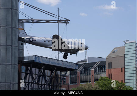 22 maggio 2018, Germania Berlino: un cosiddetto candy bomber Douglas C-47 B Skytrain è installata sopra il tetto del Museo tedesco della tecnologia. Foto: Soeren Stache/dpa/ZB Foto Stock