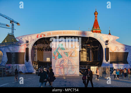 Mosca, Russia - 21 Maggio 2018: preparare una scena sulla Piazza Rossa vicino al Cremlino per eventi dedicati al giorno della scrittura slava e cultura il 24 maggio 2018 a Mosca Foto Stock