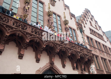 Il team di Francoforte si erge sul balcone della Roemers e celebra la vittoria in coppa, giubilo, tifo, tifo, gioia, entusiasmo, celebrare, DFB Pokal celebrazione, Eintracht Francoforte (F) sull'Roemerberg a Francoforte il 20.05.2018. | Utilizzo di tutto il mondo Foto Stock