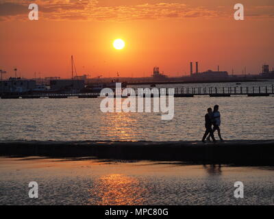 Queenborough, Kent, Regno Unito. 22 Maggio, 2018. Regno Unito Meteo: questa sera al tramonto in Queenborough Kent. Credito: James Bell/Alamy Live News Foto Stock