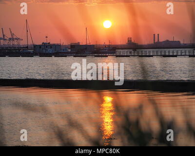 Queenborough, Kent, Regno Unito. 22 Maggio, 2018. Regno Unito Meteo: questa sera al tramonto in Queenborough Kent. Credito: James Bell/Alamy Live News Foto Stock