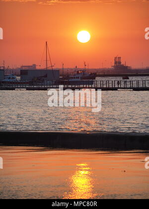 Queenborough, Kent, Regno Unito. 22 Maggio, 2018. Regno Unito Meteo: questa sera al tramonto in Queenborough Kent. Credito: James Bell/Alamy Live News Foto Stock