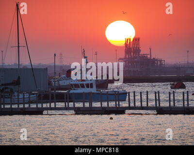 Queenborough, Kent, Regno Unito. 22 Maggio, 2018. Regno Unito Meteo: questa sera al tramonto in Queenborough Kent. Credito: James Bell/Alamy Live News Foto Stock