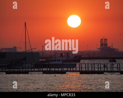Queenborough, Kent, Regno Unito. 22 Maggio, 2018. Regno Unito Meteo: questa sera al tramonto in Queenborough Kent. Credito: James Bell/Alamy Live News Foto Stock