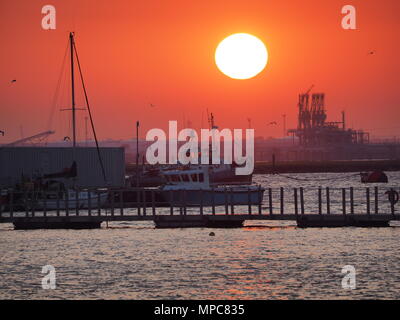 Queenborough, Kent, Regno Unito. 22 Maggio, 2018. Regno Unito Meteo: questa sera al tramonto in Queenborough Kent. Credito: James Bell/Alamy Live News Foto Stock