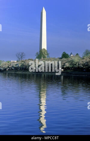 1988 Primavera storico Cherry Blossom Festival Washington Monument Tidal Basin WASHINGTON DC USA Foto Stock