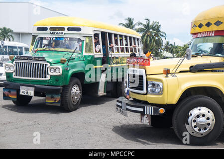 Apia, Samoa - 30 Ottobre 2017: la gente in un colorato bus vintage a Apia stazione degli autobus nell'isola di Upolu Foto Stock