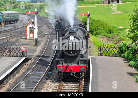 WD 2-8-0 n. 90775 approcci stazione Weybourne, Nord Stazione di Norfolk, Inghilterra, Regno Unito Foto Stock