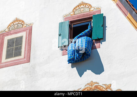 Biancheria appesa fuori da una finestra per la ventilazione in Baviera Foto Stock