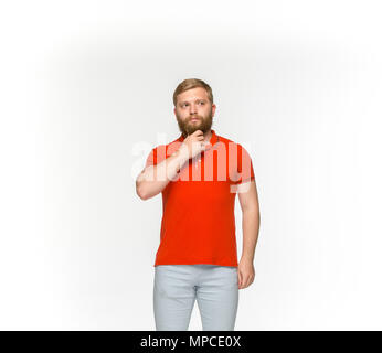 Primo piano di giovani il corpo dell uomo nella vuota t-shirt rossa isolato su sfondo bianco. Mock up per concetto disign Foto Stock