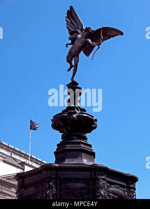 Statua di Eros a Piccadilly Circus sotto il cielo blu chiaro Foto Stock