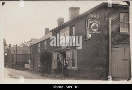 Vintage Fotografia dei tre ferri di cavallo Public House, Milton Lilbourne, Wiltshire, Inghilterra, Regno Unito. Pub è chiuso nel 2009 Foto Stock