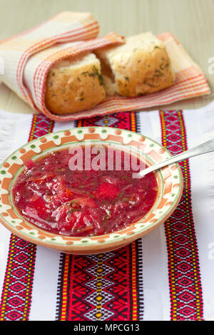 Tradizionali ucraine zuppa di barbabietole - rosso borsch e gnocchi Foto Stock