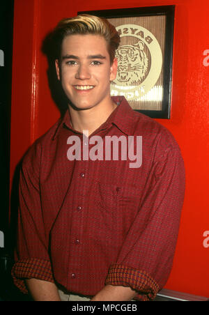 LOS ANGELES, CA - 29 gennaio: (esclusiva copertura) attore Mark-Paul Gosselaar pone sul set di 'salvato dal Bell' su gennaio 29. 1991 al tramonto Gower Studios di Los Angeles, California. Foto di Barry re/Alamy Stock Photo Foto Stock