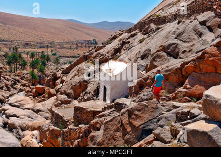 Ermita de la Peña cappella situata in un drammatico rocky Barranco de la Penitas gorge a Fuerteventura, Spagna Foto Stock