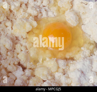 Pasta con le uova e versare in una ciotola Foto Stock