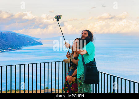 Taormina, Italia - 25 Settembre 2017: giovane tenendo selfie di Taormina e del mare Mediterraneo, Sicilia, Italia Foto Stock
