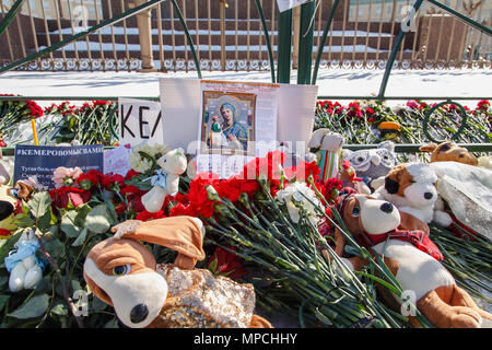 Luogo della memoria delle vittime del fuoco nella città di Kemerovo - Piazza del Palazzo, San Pietroburgo, Russia - 27 Marzo 2017. Foto Stock