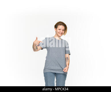 Primo piano del giovane corpo della donna in grigio vuoto t-shirt isolati su sfondo bianco. Mock up per concetto disign Foto Stock