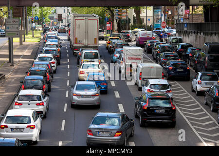 L'Europa, Germania, Colonia, ingorgo sull'Rheinufer street, uscire dal tunnel Rheinufer verso sud. Europa, Deutschland, Koeln, Stau auf der Foto Stock