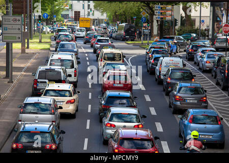 L'Europa, Germania, Colonia, ingorgo sull'Rheinufer street, uscire dal tunnel Rheinufer verso sud. Europa, Deutschland, Koeln, Stau auf der Foto Stock