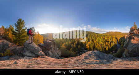 Backpacker sulla sommità di una roccia cadono all'alba. Panorama sferica 360 180 gradi equidistanti. Foto Stock