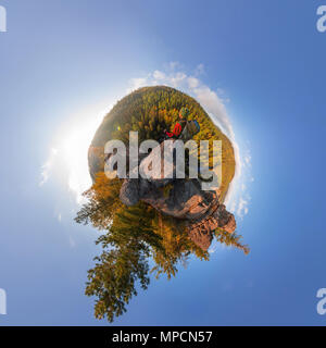 Backpacker sulla sommità di una roccia cadono all'alba. sferiche di panorama gradi 360 180 piccolo pianeta Foto Stock