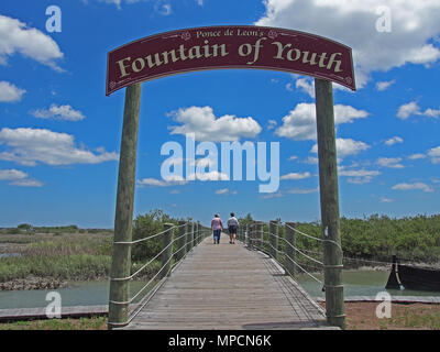 Il lungomare che conduce al dock si affaccia Matanzas estuario del fiume presso la Fontana della Giovinezza attrazione di sant'Agostino, Florida, USA, 2018 © Katharine e Foto Stock