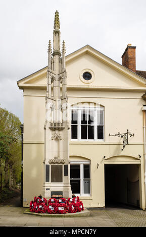 Monumento ai caduti in guerra con semi di papavero ghirlande al di fuori del vecchio edificio della libreria. Warwick Warwickshire, West Midlands, Inghilterra, Regno Unito, Gran Bretagna Foto Stock