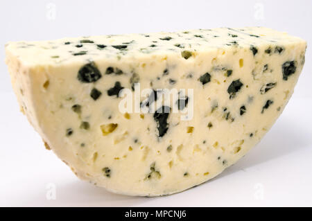 Mezza luna di Roquefort formaggio dalla Francia su sfondo bianco Foto Stock