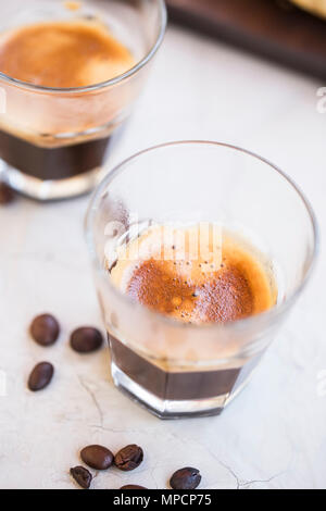 Caffè Espresso coppa di vetro closeup, hot forte bevanda al caffè Foto Stock