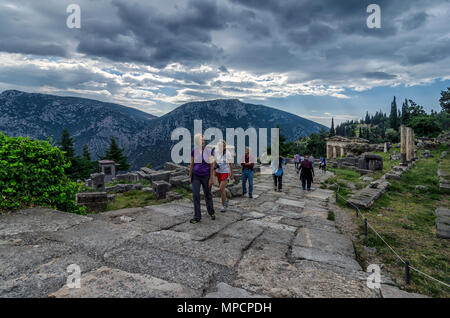 Città di Delphi, Phocis / Grecia - 22 Ottobre 2012: i turisti sono seguendo la via sacra presso il famoso sito archeologico di Delfi Foto Stock