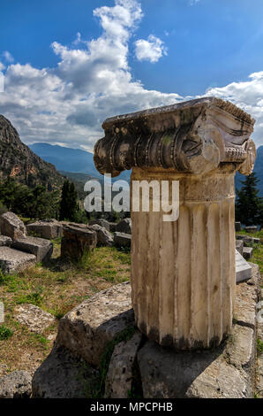 Città di Delphi, Phocis - Grecia. Antica colonna ionica con capitale ordine decorazione presso il sito archeologico di Delfi Foto Stock