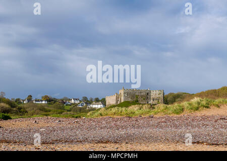 Manorbier Castle, nel sud della costa del Pembrokeshire, a ovest di Tenby, Galles Foto Stock