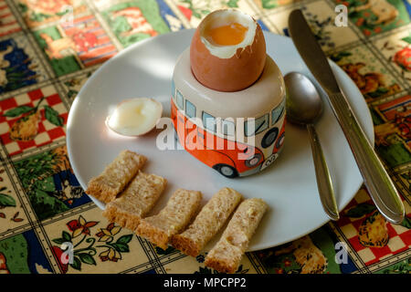 Uova sode e soldati per la prima colazione Foto Stock