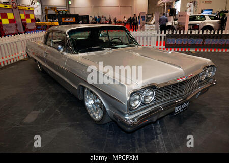 Tre quarti di vista frontale di un 1964 Silver, Chevrolet Impala, sul display a 2018 London Motor Show Foto Stock