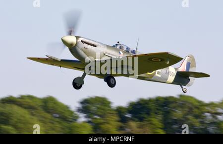 Spitfire AR501 tenendo fuori la sera su airshow Sabato 19 Maggio 2018 Foto Stock