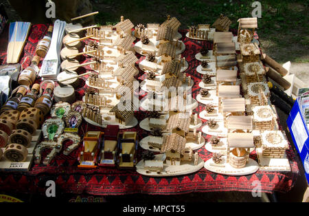 Sokobanja, Serbia, Maggio 02, 2018: tradizionale stand esterno con varie fatto a mano piccoli souvenir da legno in vendita per i turisti Foto Stock