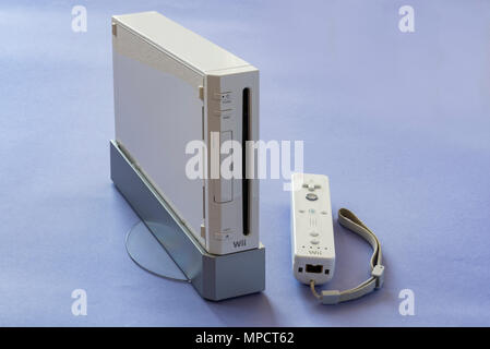 Nintendo Wii console giochi e controller a mano. Foto Stock