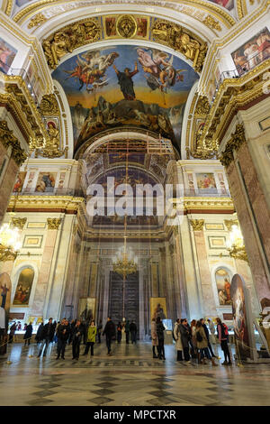 San Pietroburgo, Russia - 15 Ott 2016. La gente visita San Isacco Cattedrale di San Pietroburgo, Russia. Foto Stock