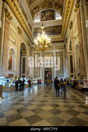 San Pietroburgo, Russia - 15 Ott 2016. La gente visita San Isacco Cattedrale di San Pietroburgo, Russia. Foto Stock