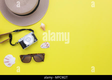 Table top visualizza immagine aerea di estate & abbigliamento viaggi vacanza sulla spiaggia nella stagione del concetto di sfondo.Flat laici decorazione essentials per traveler wom Foto Stock