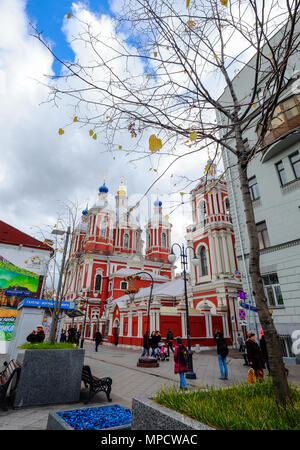 Mosca, Russia - Ott 16, 2016. Strada con una chiesa ortodossa presso il centro cittadino di Mosca, Russia. Foto Stock