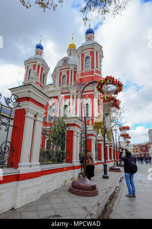 Mosca, Russia - Ott 16, 2016. Strada con una chiesa ortodossa presso il centro cittadino di Mosca, Russia. Foto Stock