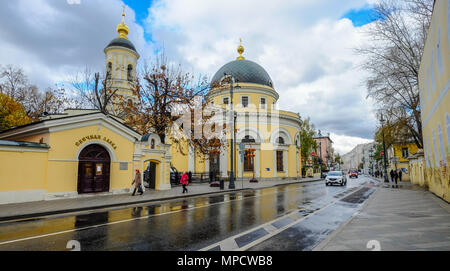 Mosca, Russia - Ott 16, 2016. Strada con una chiesa ortodossa presso il centro cittadino di Mosca, Russia. Foto Stock